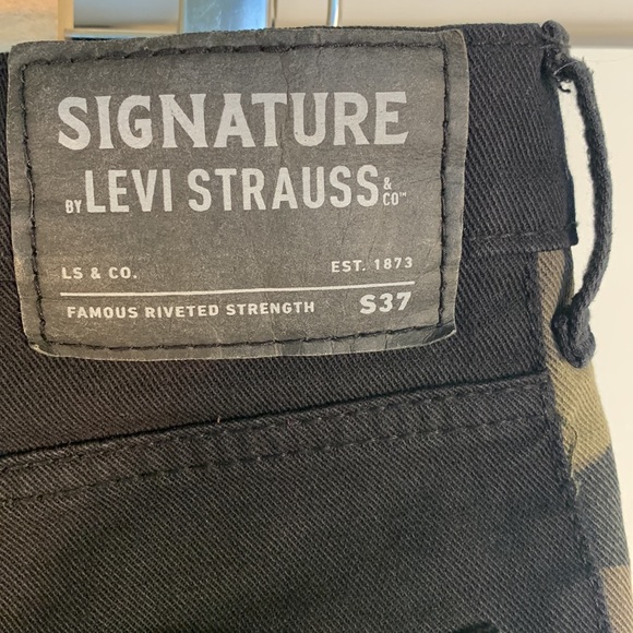 Levi’s Signature (30”x30”) - Picture 11 of 16